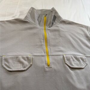 Rusty Short Sleeve Pullover in Light Gray with Yellow Zip
